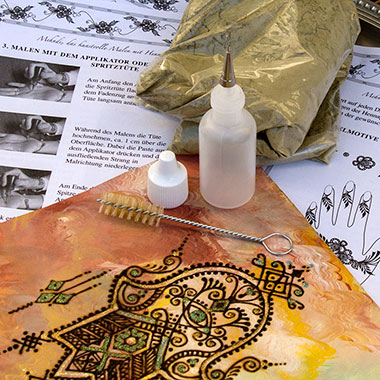 Kit pour le tatouage au henné no 2 avec 1 Flacon applicateur (15 ml), 1 embout plume en inox à choissir le diamètre ( 0,5 / 0,7 / 0,9 mm), 1 petit goupillon pour nettoyer la plume, 100 g de henné bio, passé à travers une foulard de soie et le manuel:  Mehndi, l'art de la peinture corperelle avec du henné
