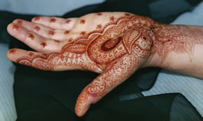 main decoré au henné
