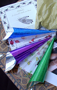Kit minimal de tataouage au henné avec 5 cônes (poches à douille) en polyester, 100 g de henné et 1 mode d'emploi avec proposition des motifs Kit minimal de tataouage au henné avec 5 cônes (poches à douille) en polyester, 100 g de henné et 1 mode d'emploi avec proposition des motifs