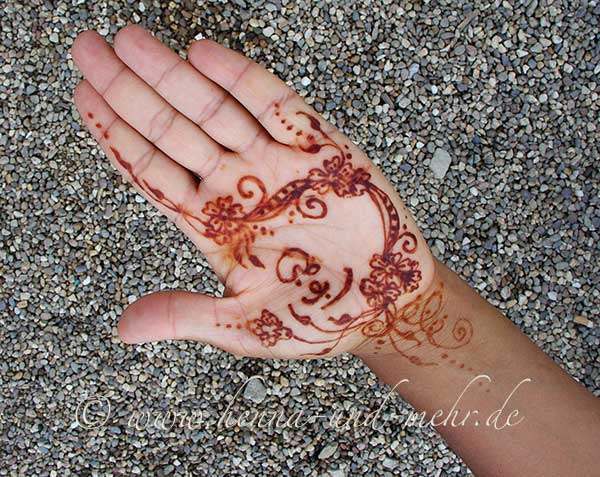 Henna-Tattoo mit im Muster eingearbeiteten Abu Dhabi Logo