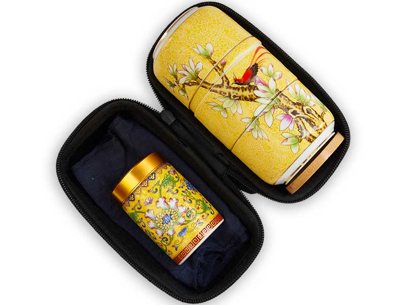 Kung Fu Tee Set (gelb) in  praktischer Reisetasche für 2 Personen aus Porzellan. Alle Teile in der Reisetasche