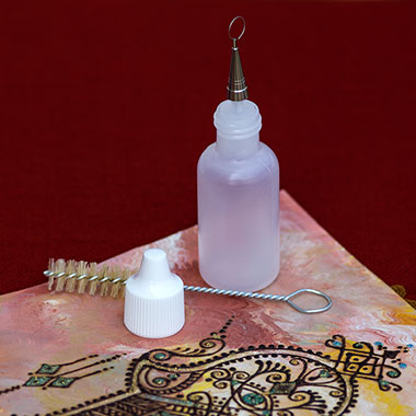 Applicateur pour le tatouage au henné (15 ml) avec 1 embout plume en inox, 1 fil métallique et 1 petit goupillon pour nettoyer la plume Applicateur pour le tatouage au henné (15 ml) avec 1 embout plume en inox, 1 fil métallique et 1 petit goupillon pour nettoyer la plume