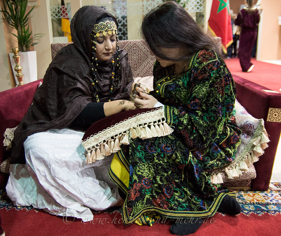 Olga Engelhardt beim Hennamalen mit einem Henna-Applikator wärend der Grünen Woche 2014