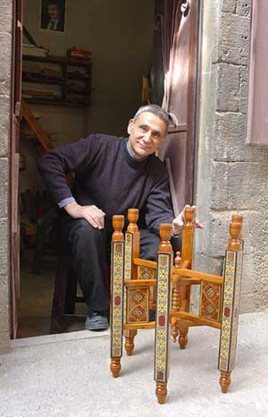 Elias Jenaui, der Marketerie-Tischler des Schach-Backgammon-Holz-Koffers, vor seiner Werkstatt Elias Jenaui, der Marketerie-Tischler des Schach-Backgammon-Holz-Koffers, vor seiner Werkstatt