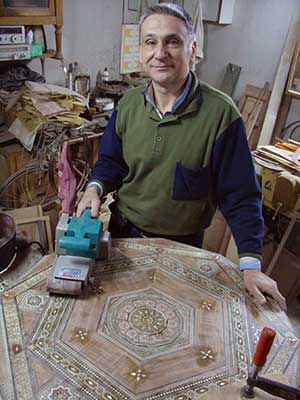 Elias Jenaui, der Marketerie-Tischler des Schach-Backgammon-Holz-Koffers, in seiner Werkstatt Elias Jenaui, der Marketerie-Tischler des Schach-Backgammon-Holz-Koffers, in seiner Werkstatt