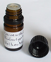 Bouteille à bouchon  compte gouttes (5 ml) remplit d'un melange des l'huiles essentielles (Lavandin, Eucalyptus et Clous de Girofle) pour foncer la couleur et parfumer le henné