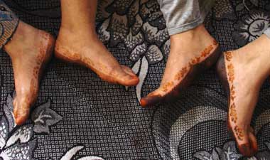 Mit Henna eingefärbte Füße, bei denen Hennaschablonen benutzt wurden bzw. Farbe eines Henna-Tattoos, das mit natürlichem Henna gemacht wurde. Mit Henna eingefärbte Füße, bei denen Hennaschablonen benutzt wurden bzw. Farbe eines Henna-Tattoos, das mit natürlichem Henna gemacht wurde.