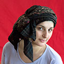 Tête couverte de pâte de henné, enveloppée d'un foulard
