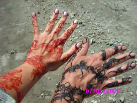 linke Hand mit Henna, rechte Hand mit Khidab bemalt