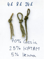 Brins de laine teints avec un mélange de colorants capillaires végétaux Cassia obovata (henné neutre ou incolore), Katam (Buxus dioica) et henné (Lawsonia inermis)