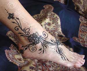 Pied decoré au khidab, l'encre à base de galle yémenite pour la peinture corporelle Pied decoré au khidab, l'encre à base de galle yémenite pour la peinture corporelle