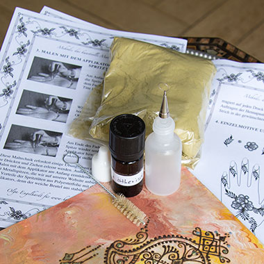 Kit pour le dessin au henné avec 1 Flacon applicateur (15 ml), 1 embout plume en inox à choissir le diamètre de sortie ( 0,5 / 0,7 / 0,9 mm), 1 petit goupillon pour nettoyer l'applicateur et les plumes, 100 g de henné bio, passé à travers une foulard de soie, 1 flacon (5ml) des huiles essentielles pour foncer la couleur et le manuel: Mehndi, l'art de la peinture corperelle avec du henné Kit pour le dessin au henné avec 1 Flacon applicateur (15 ml), 1 embout plume en inox à choissir le diamètre de sortie ( 0,5 / 0,7 / 0,9 mm), 1 petit goupillon pour nettoyer l'applicateur et les plumes, 100 g de henné bio, passé à travers une foulard de soie, 1 flacon (5ml) des huiles essentielles pour foncer la couleur et le manuel: Mehndi, l'art de la peinture corperelle avec du henné