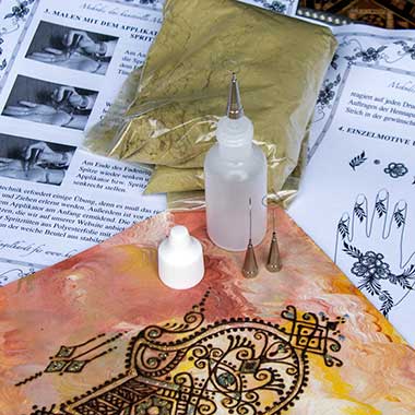 Kit de professionel avec 1 applicateur pour le dessin au henné (15 ml), 3 embouts plumes en inox (les diamètres de sortie : 0,5 / 0,7 / 0,9 mm) acec fil métallique pour nettoyer les plumes, 250 g de henné bio, passé à travers une foulard de soie, et le dépliant: Mehndi, l'art de la peinture corperelle avec du henné Kit de professionel avec 1 applicateur pour le dessin au henné (15 ml), 3 embouts plumes en inox (les diamètres de sortie : 0,5 / 0,7 / 0,9 mm) acec fil métallique pour nettoyer les plumes, 250 g de henné bio, passé à travers une foulard de soie, et le dépliant: Mehndi, l'art de la peinture corperelle avec du henné