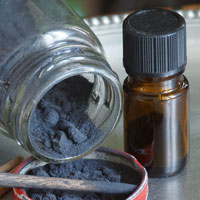Kohl oder Kajal; Kholpulver im Schraubglas Kohl oder Kajal; Kholpulver im Schraubglas