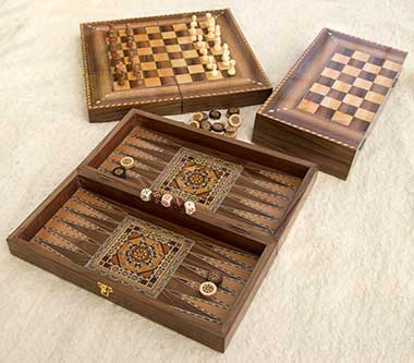 Die drei Ansichten der Marketerie-Kasette » ZAUBERTISCH « – Schachspiel + Backgammon + Dame – Die drei Ansichten der Marketerie-Kasette » ZAUBERTISCH « – Schachspiel + Backgammon + Dame –