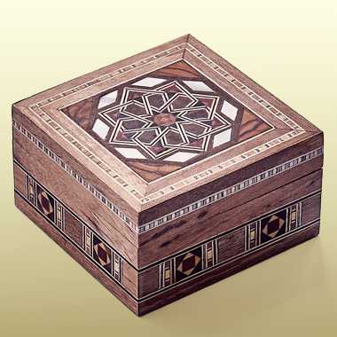Quadratische Schmuck-Box aus Walnuss Holz, Marketerie Schatulle mit Perlmutt Inlay