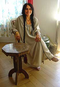 Olga Engelhardt avec des cheveux teints avec de l'indigotier et du henné Olga Engelhardt avec des cheveux teints avec de l'indigotier et du henné