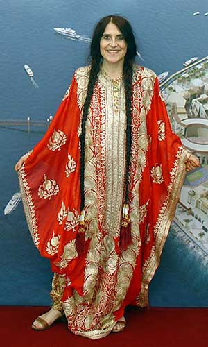Olga Engelhardt in einem traditionellen golddurchwirkten Festtagsgewand aus den Vereinigten Arabischen Emiraten Olga Engelhardt in einem traditionellen golddurchwirkten Festtagsgewand aus den Vereinigten Arabischen Emiraten