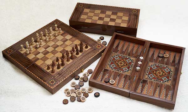 Die drei Ansichten der Marketerie-Kasette » ZAUBERTISCH « – Schachspiel + Backgammon + Dame – mit Schachfiguren und Backgammonspielsteinen in Marketerietechnik Die drei Ansichten der Marketerie-Kasette » ZAUBERTISCH « – Schachspiel + Backgammon + Dame – mit Schachfiguren und Backgammonspielsteinen in Marketerietechnik