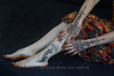 Mit Henna und Khidab, der Galltinte aus dem Jemen, geschmückte Braut Mit Henna und Khidab, der Galltinte aus dem Jemen, geschmückte Braut